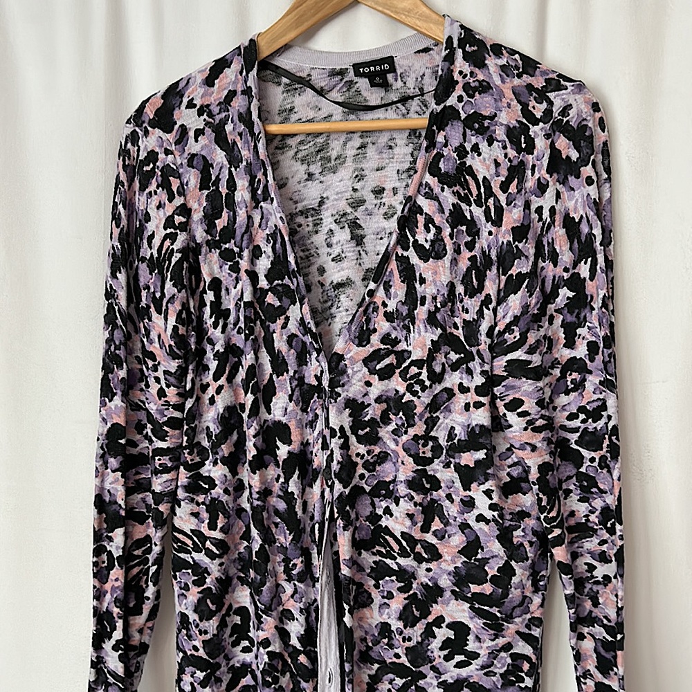Torrid Purple Leopard Spotted Long Sleeve Button Duster Cardigan **Size 0** 🐆🐆 - Picture 3 of 4